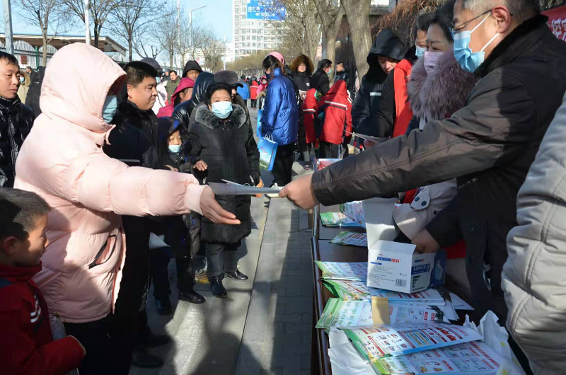 活动中,工作人员通过发放疫情防控宣传单,赠送防疫物品,面对面交流等