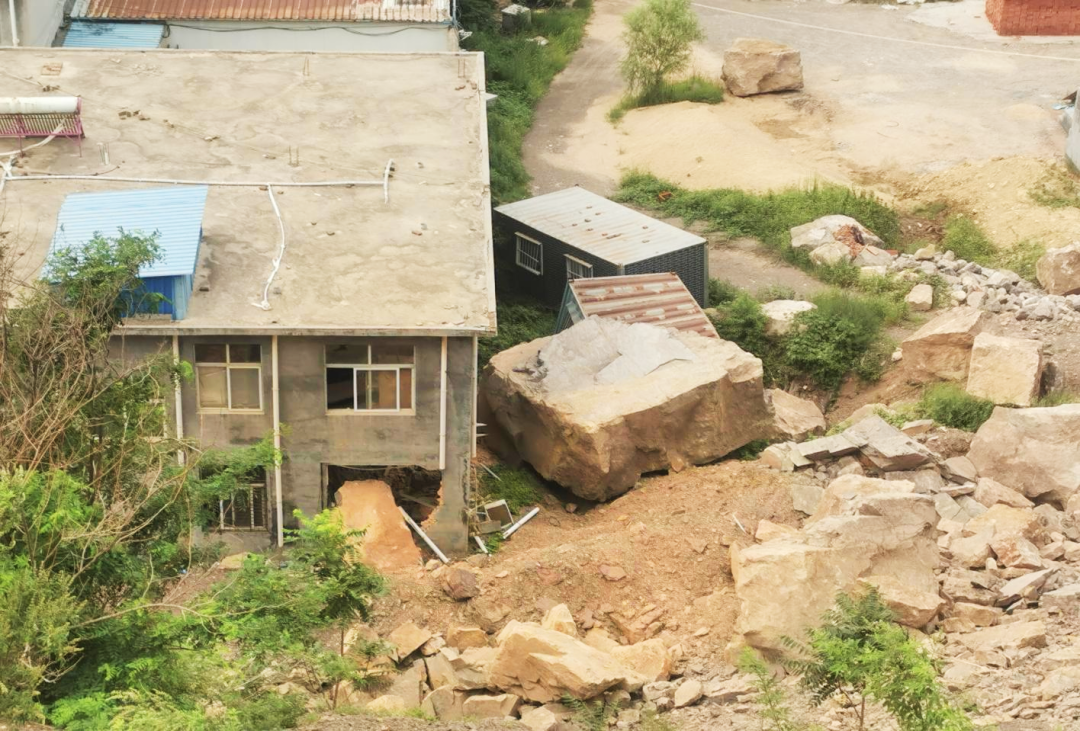 被滚落的块石损毁的民屋
