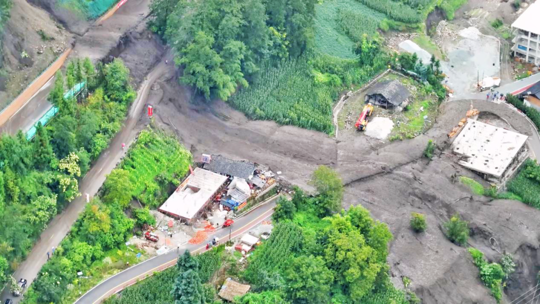 因泥石流受损的房屋和田地